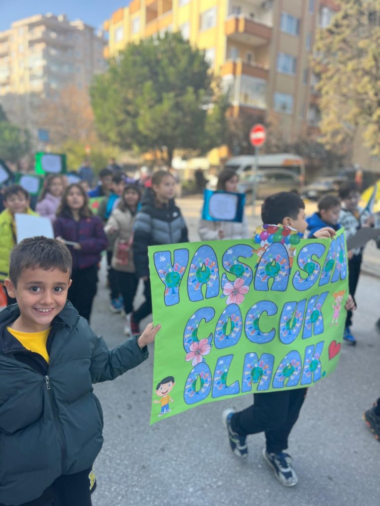 Kolej Küpkök ilkokul öğrencilerimiz Çocuk Hakları Günü yürüyüşünde Ve En önde